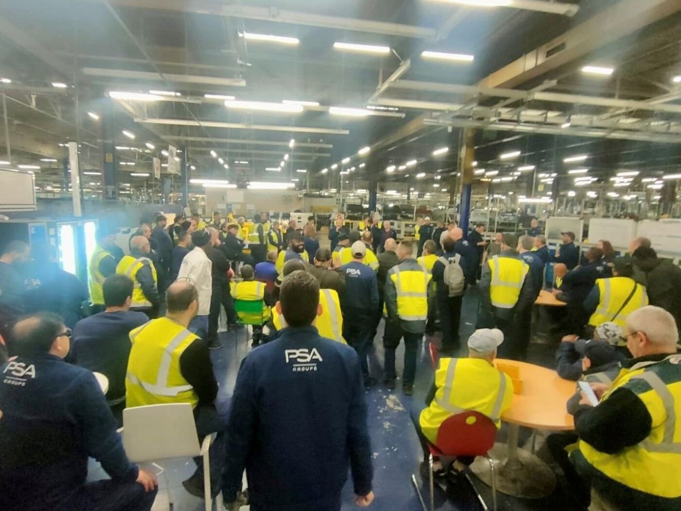 Poissy (Yvelines), ce mardi. Les ouvriers ont désigné un comité sans étiquette syndicale chargé du suivi de la mobilisation. DR