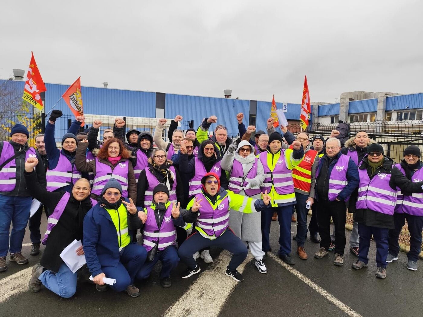Douvrin (Pas-de-Calais), ce mardi. "Douvrin, Poissy, même combat", ont crié les salariés de Stellantis, réunis à l'appel des syndicats Sud pour Poissy et CGT pour Douvrin. DR/Sud Stellantis