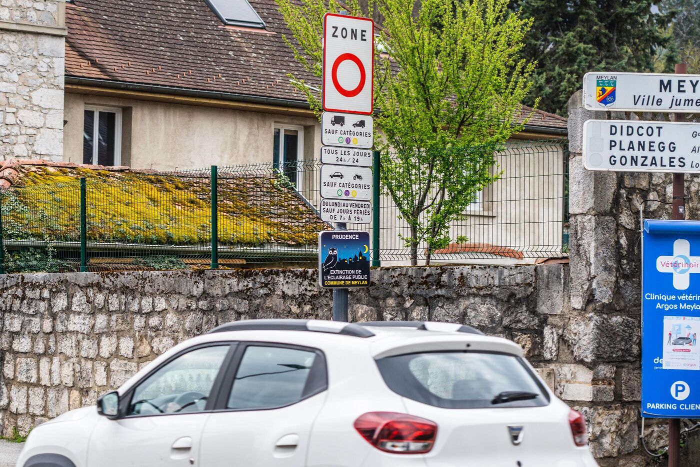 Panneau annonçant l'entrée dans la zone à faibles émissions instaurée dans la métropole grenobloise. LP/Thomas Pueyo