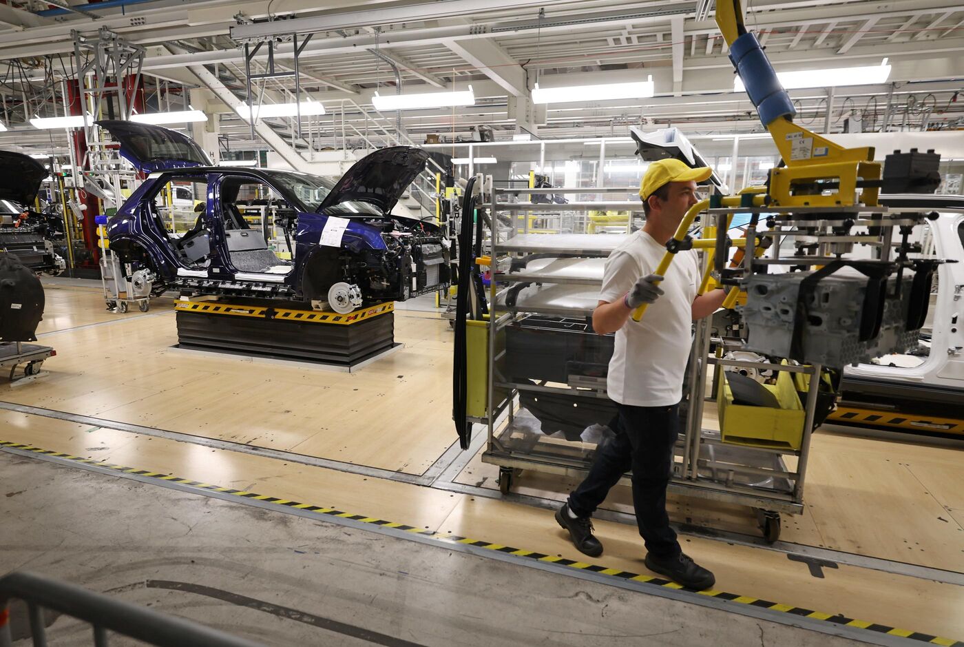 Les voitures électriques représentent désormais 17 % des parts de marché dans le neuf en France, mais leurs ventes calent ces derniers mois (ici l'usine Renault de Douai, dans le Nord). PhotoPQR/« La Voix du Nord/Matthieu Botte