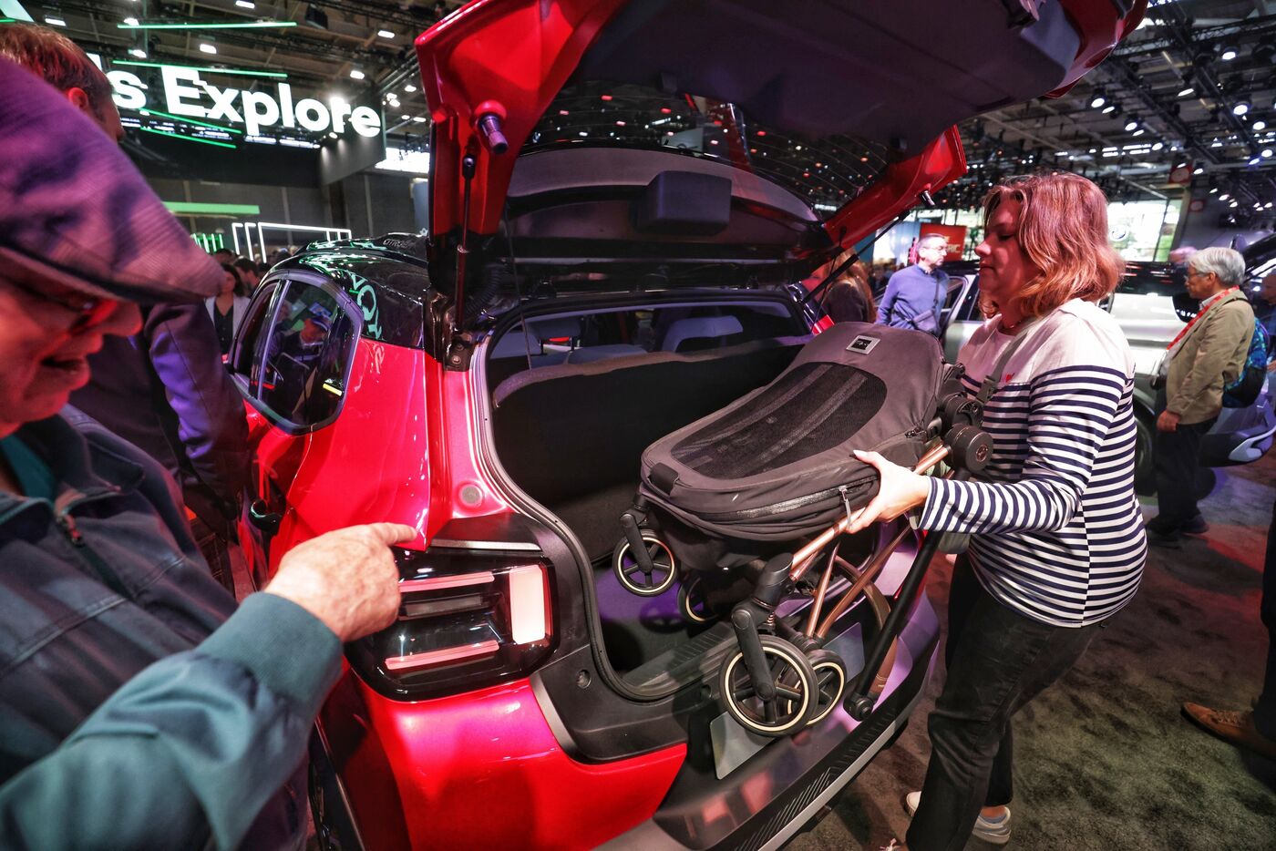 Salon de l'auto (Paris), le 15 octobre. Aurélie, maman d'un petit Antoine, teste la capacité du coffre de la nouvelle Citroën ë-C3 avec une poussette témoin. LP/Olivier Arandel