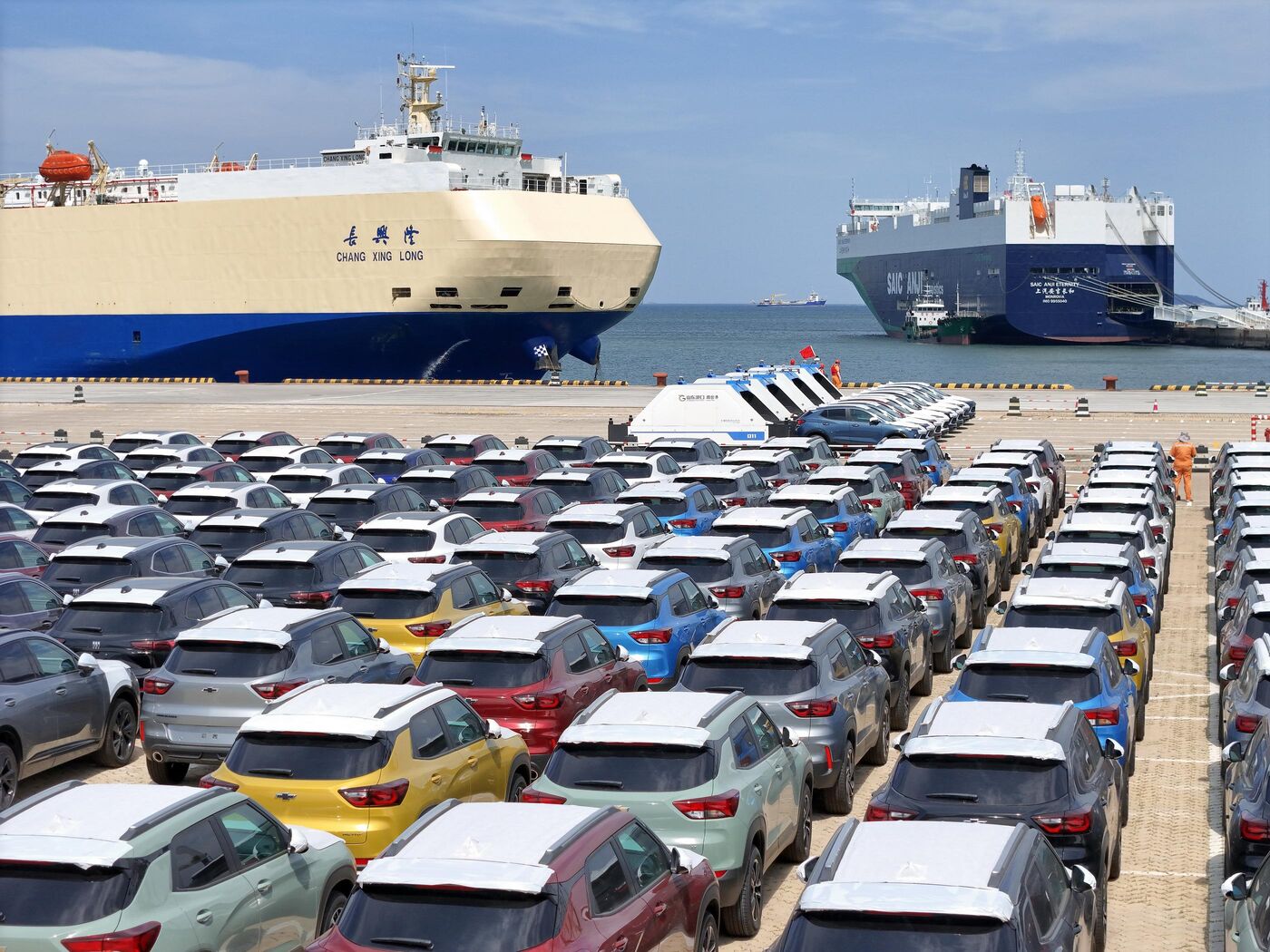 Des véhicules chinois prêts à être exportés, au port de Yantian en Chine, le 19 juin. Début octobre, l'UE a approuvé la mise en place de droits de douane massifs sur les importations de véhicules électriques produits en Chine (Illustration). CFOTO/SIPA USA
