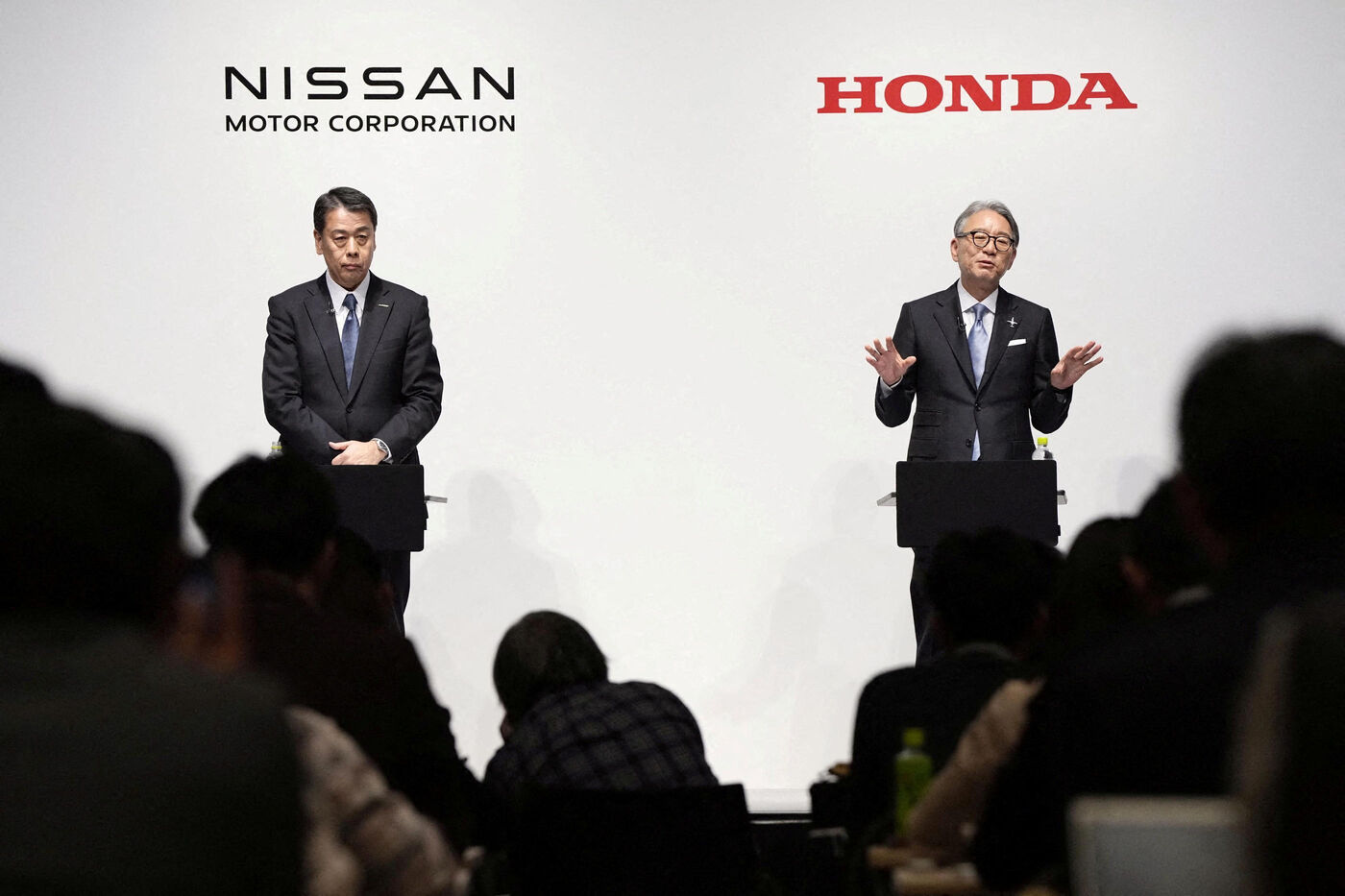 Les PDG de Honda et Nissan en mars 2024 lors d'une conférence de presse commune. REUTERS/Kyodo