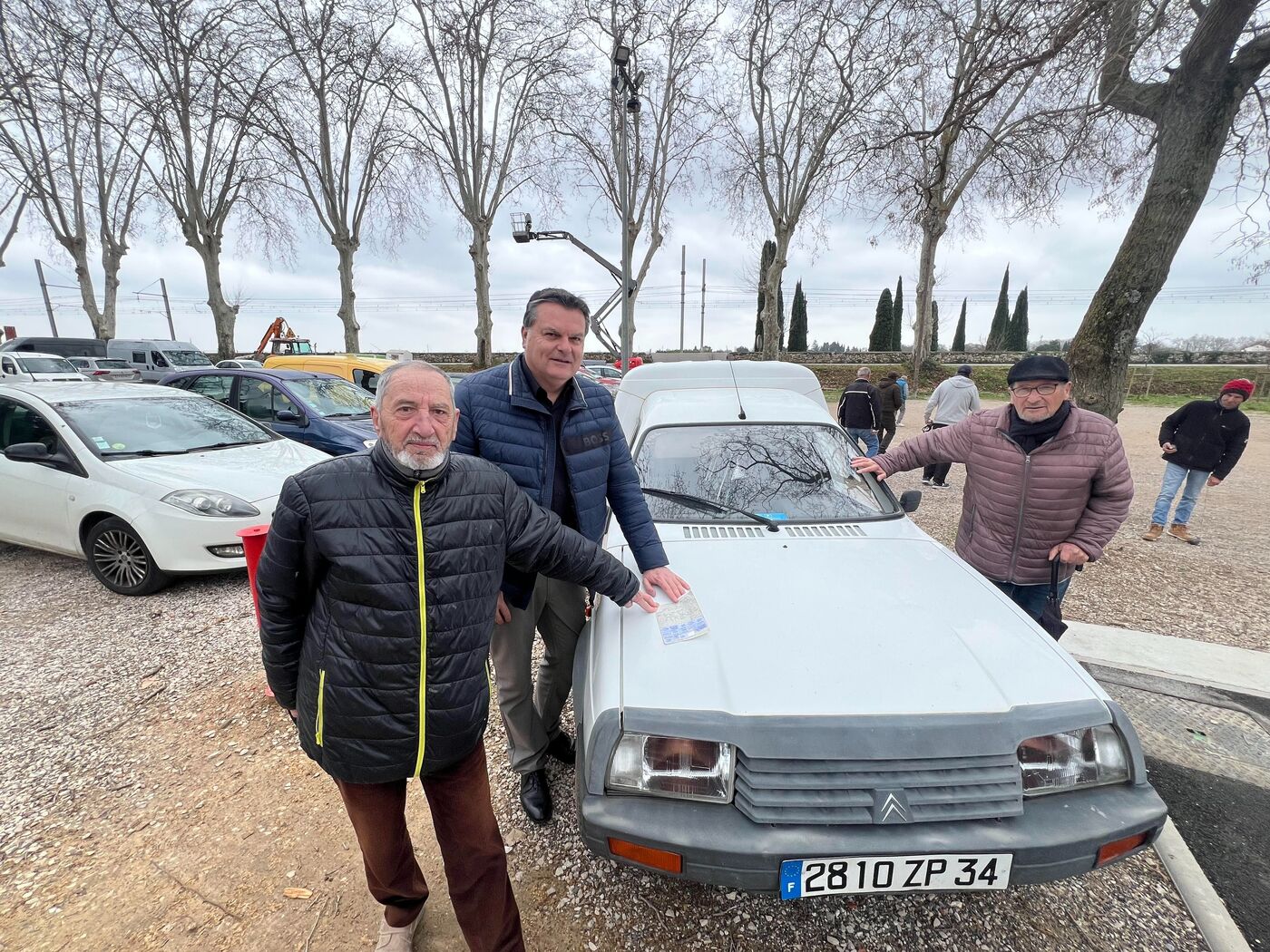 Saint-Brès (Hérault). De gauche à droite : Henri, avec son véhicule Crit’Air 3, Laurent Jaoul, l'un des maires qui a obtenu le moratoire sur la verbalisation jusqu'en 2027 et Joël. LP/Christian Goutorbe