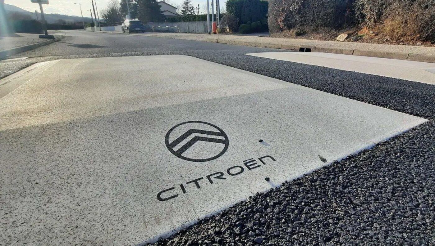 C'est une première en France, à Issoire, dans le Puy-de-Dôme, la marque Citroën a financé deux ralentisseurs installés dans un quartier résidentiel de la ville. MaxPPP/Radio France/Juliette Micheneau