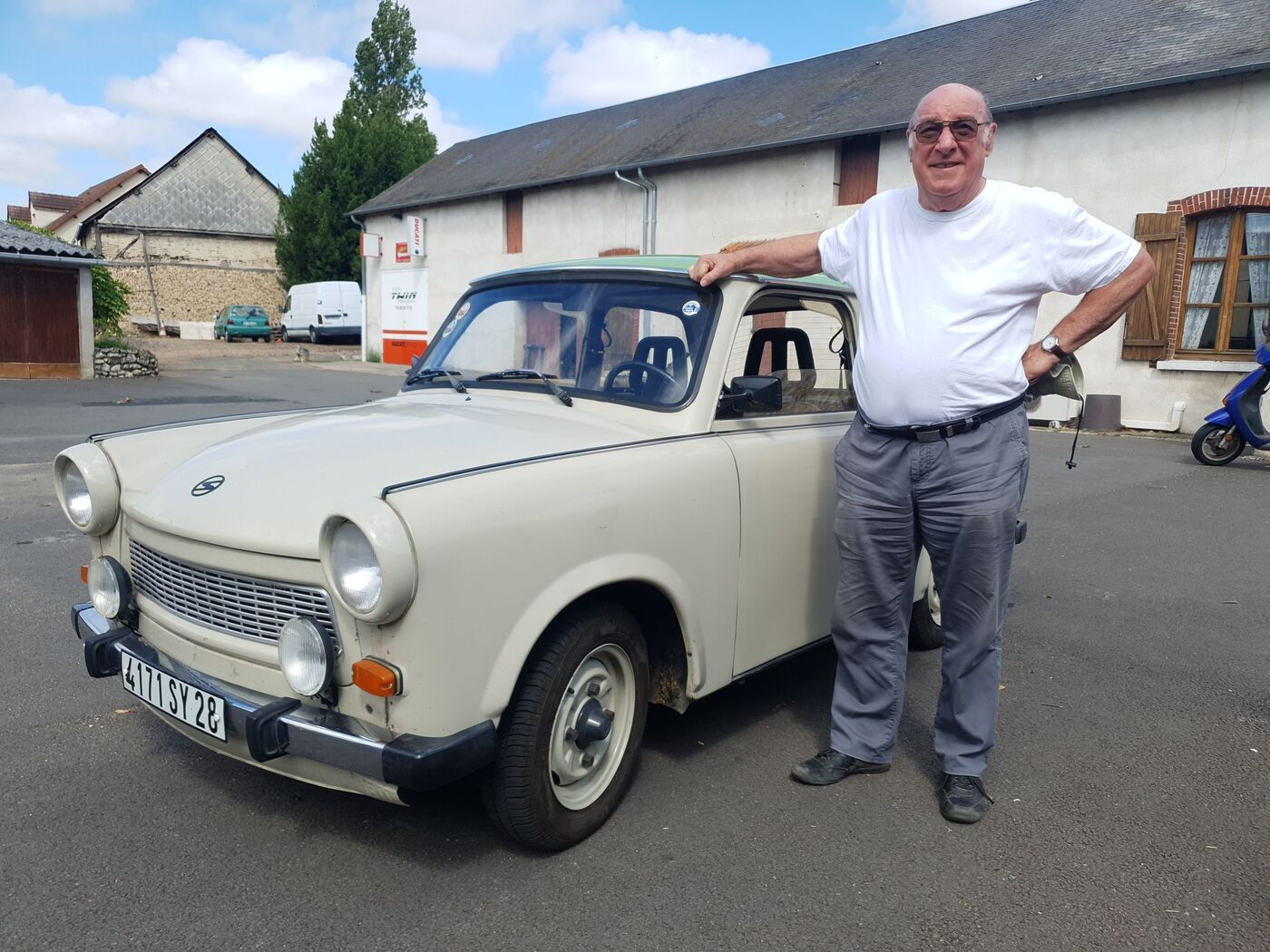 Le Chartrain René Fouquereau, 76 ans, participera, dimanche 26 juin, à la 6e édition de la Traversée de Chartres au volant de sa Trabant est-allemande  601 S de luxe de 1980 acheté 350 Deutsche Marks (700francs) en 1995. LP/Paul Guibal