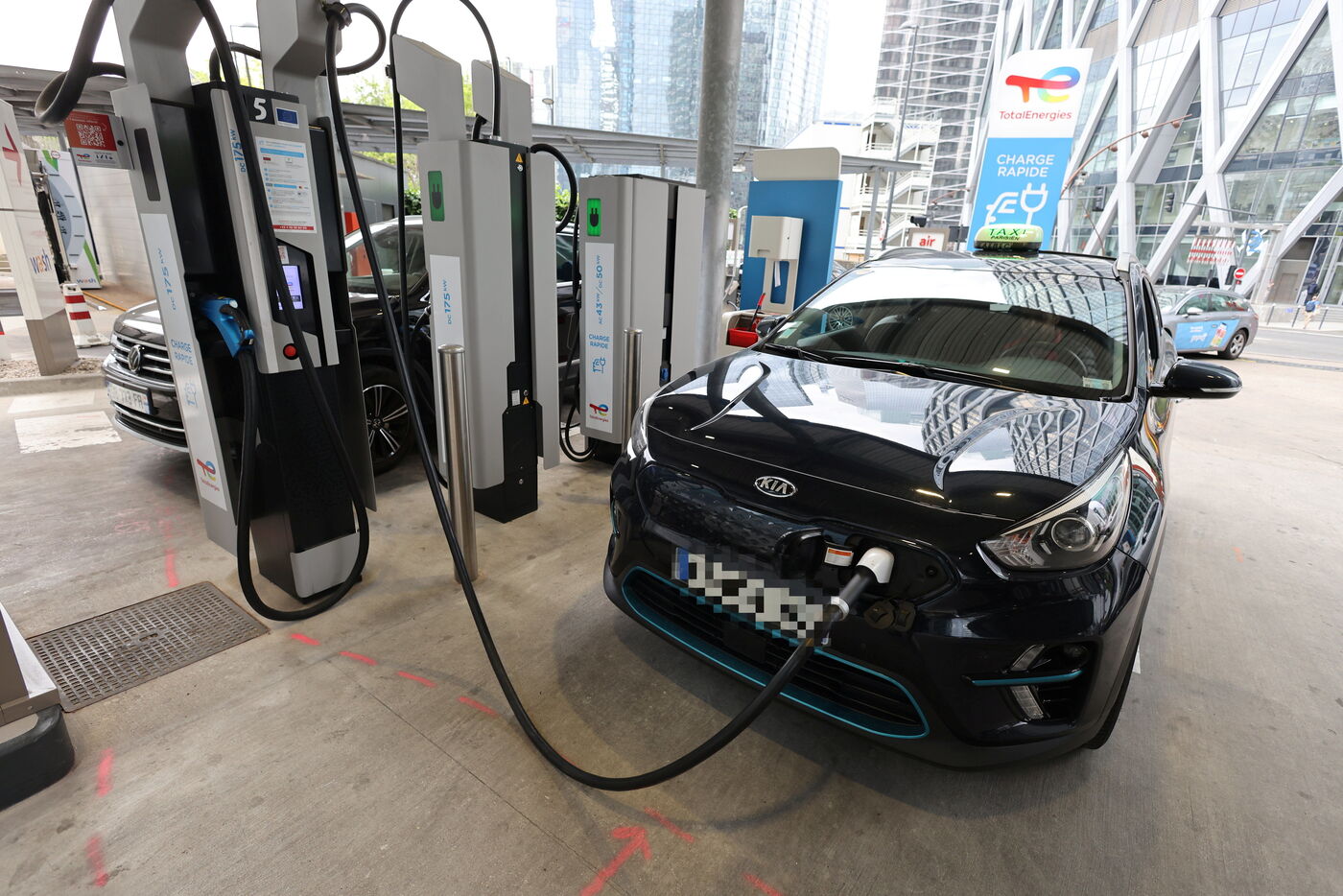 Fini l’essence et le gazole, cette station-service de Courbevoie (Hauts-de-Seine) ne propose plus que des recharges électriques depuis un an. Annonciateur de la conversion massive à venir ? LP/Olivier Lejeune