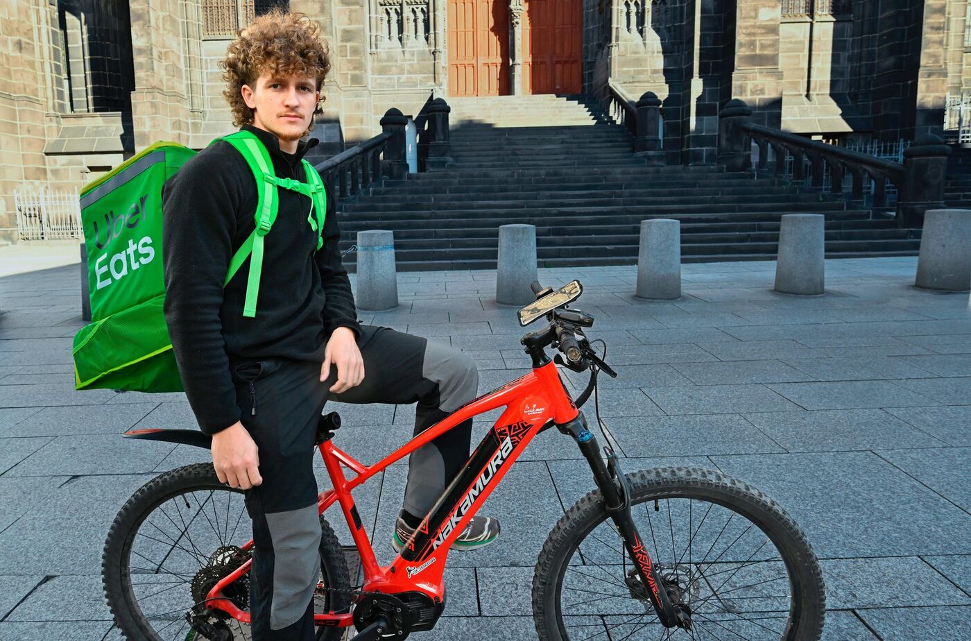 Grâce à sa popularité, Matis Provillard, alias Matis Livraizoneur, reçoit des demandes de collaborations avec des commerces de Clermont-Ferrand et même d’ailleurs. ©PHOTOPQR/LA MONTAGNE/Francis CAMPAGNONI