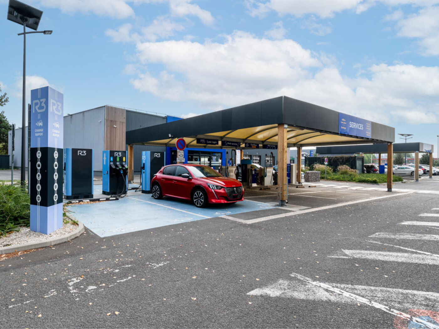 Norauto dispose de 4 500 références d’essuie-glace, d’huiles, d’ampoules ou de produits d’entretien... tout en proposant désormais des bornes de recharge électrique. Alexandre Lard Photographie