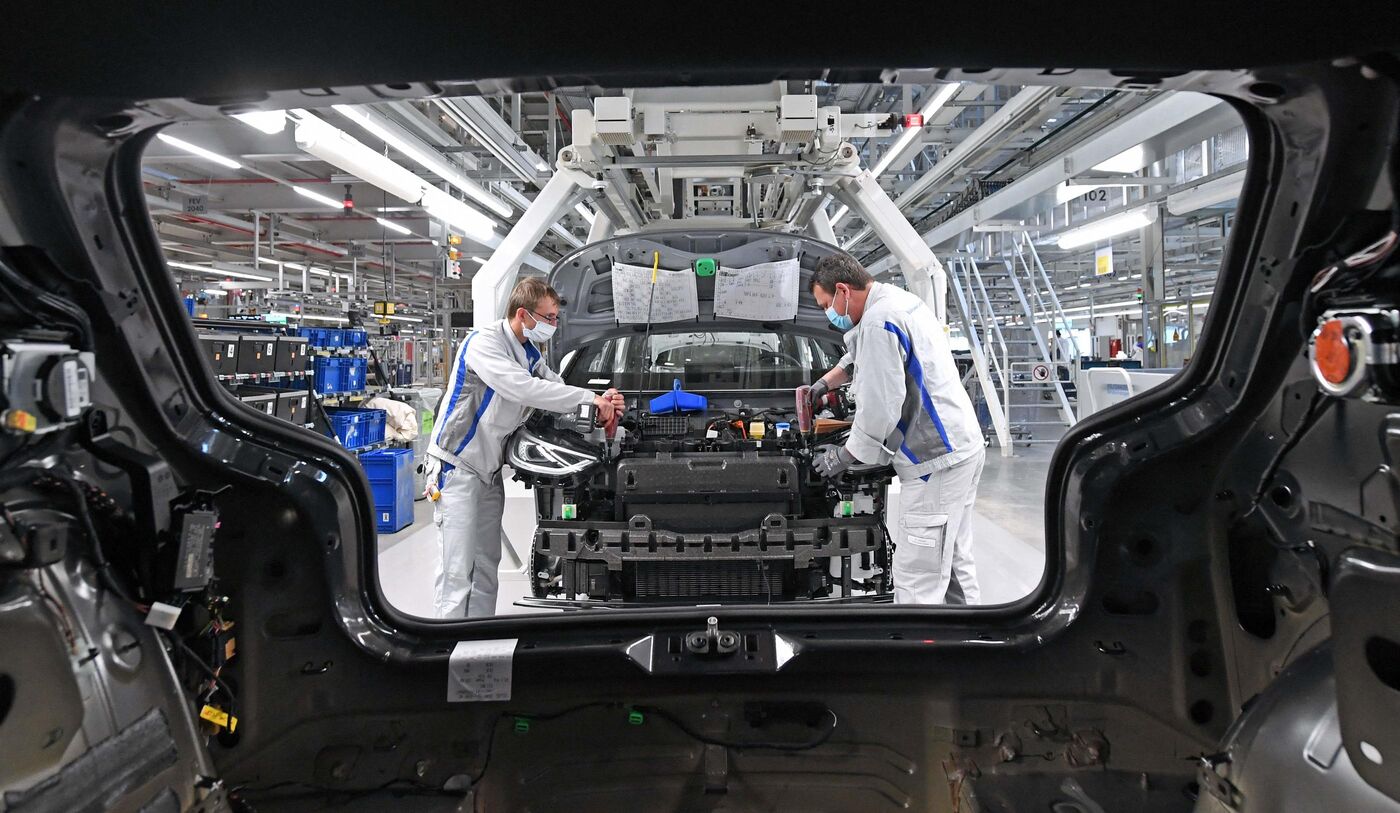 Si les ventes de véhicules essence et diesel s'effondrent dans l'UE, la pénurie de composants ne permet pas à l'électrique d'atteindre ses objectifs. AFP