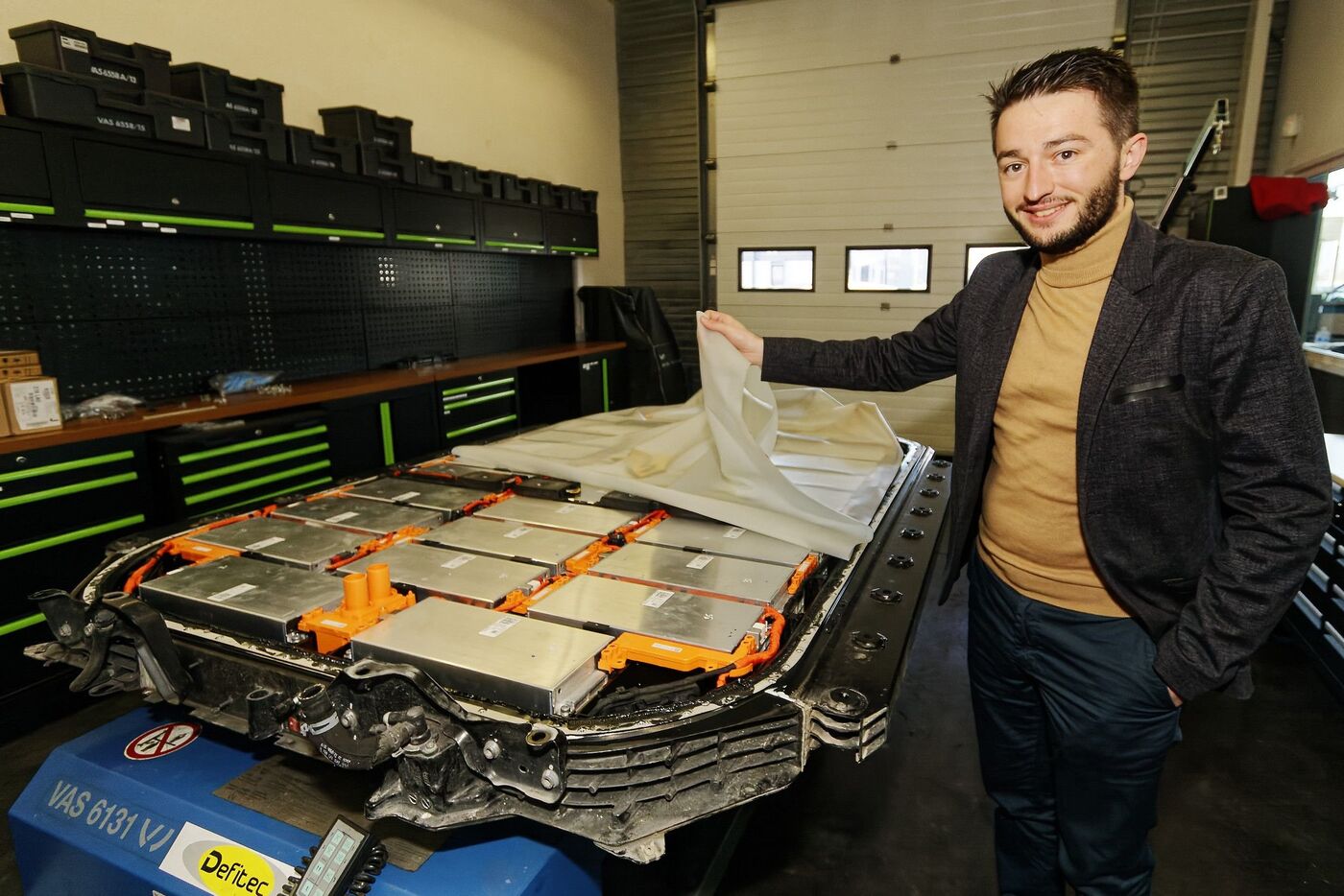 Valentin Grain propose depuis fin janvier 2025, dans son garage de La Frenaye (Seine-Maritime), la réparation des batteries pour véhicules électriques : plus besoin de remplacer l'ensemble du bloc !  #PRESSE30