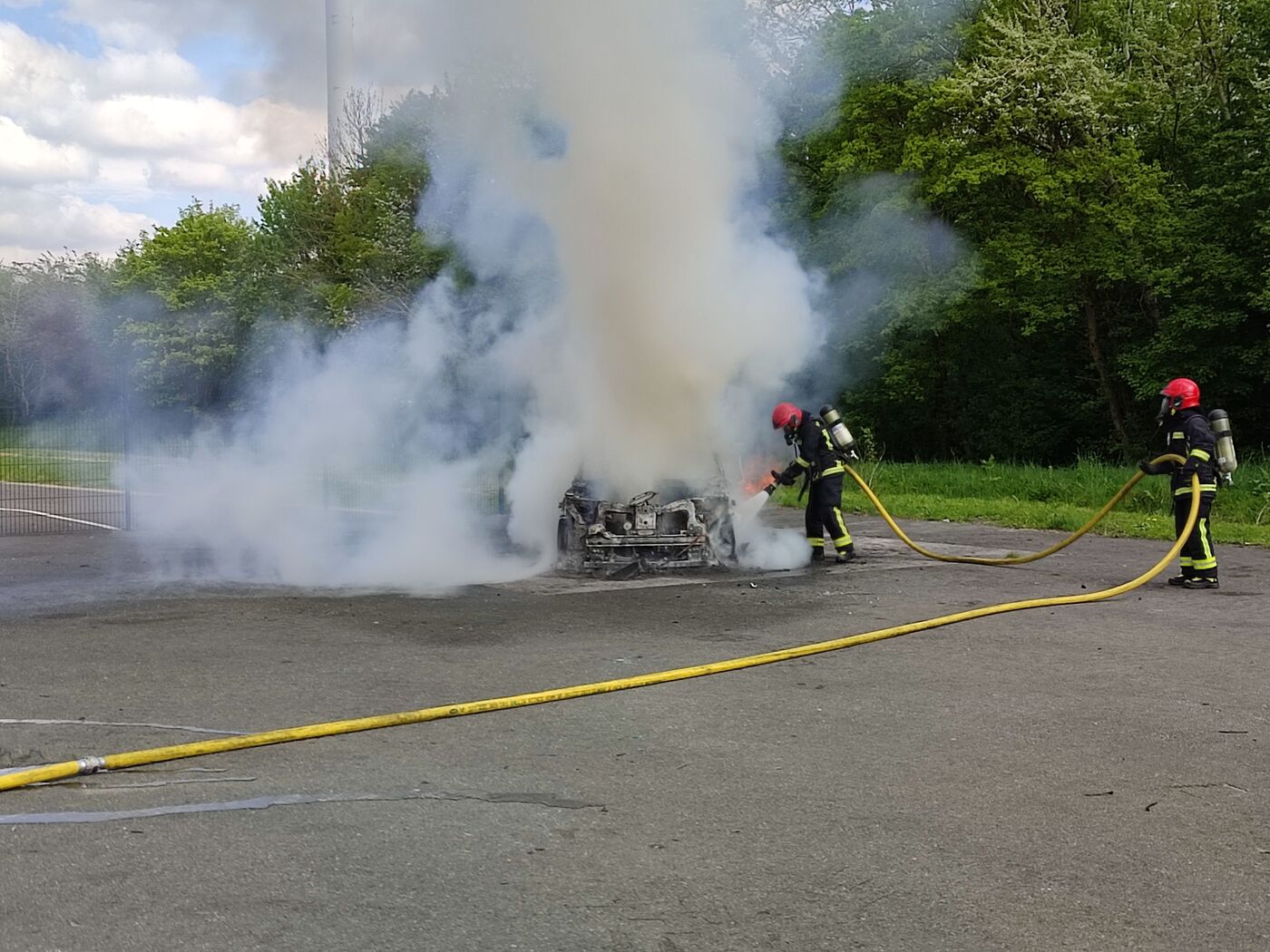 Montigny-le-Bretonneux (Yvelines), lundi 14 avril 2025. Les sapeurs-pompiers s'entraînent sur une Renault Megane e-Tech. LP/Thibault de Surville