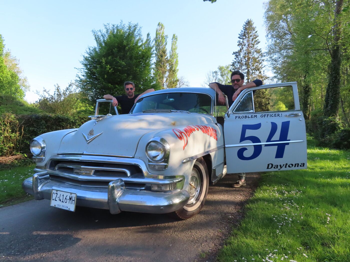 Saint-Samson-la-Poterie (Oise), le 29 avril. Les deux frères Alglave, Thomas et Guillaume, et leurs enfants, Gaspard et Rose, ont remis en état cette Chrysler New Yorker 1954. LP/Patrick Caffin