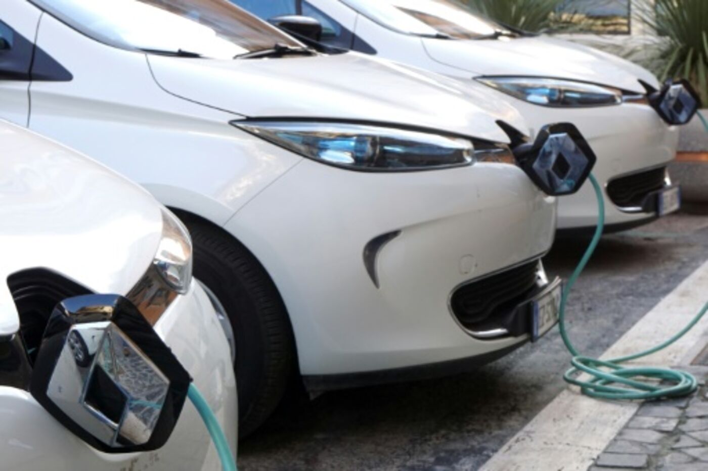 La Renault Zoe de Renault est l'une des rares automobiles fabriquées en France qui serait accessible au leasing à 100 euros par mois. AFP/GABRIEL BOUYS