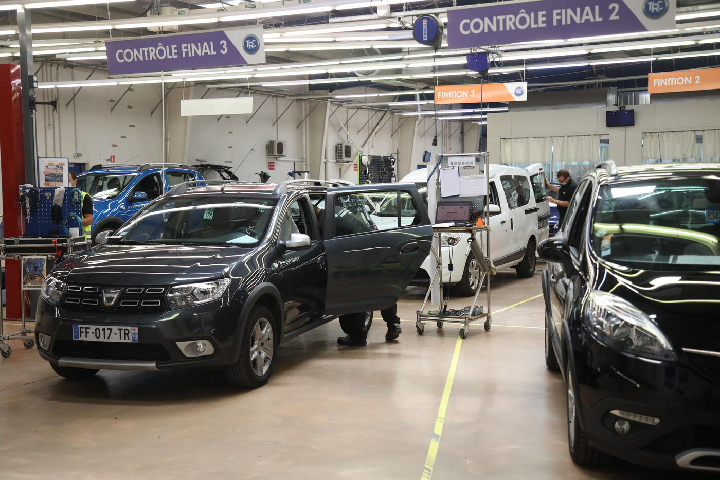 Aramisauto reconditionne des véhicules, comme ici dans l'usine de Donzère (Drôme), avant de les remettre en circulation. LP/Olivier Arandel