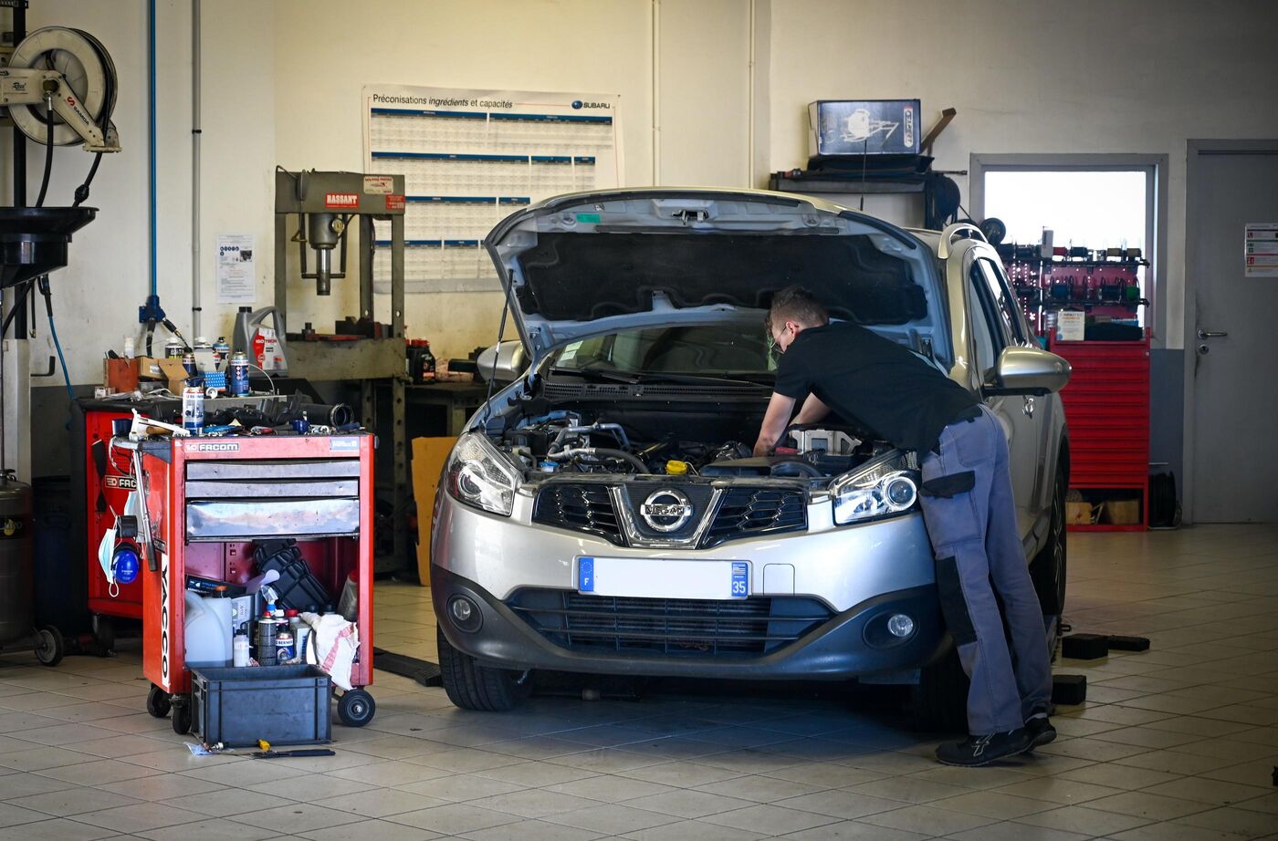 La note moyenne d’une intervention chez un garagiste s’établit à 369 euros en France, selon le comparateur en ligne idGarages (Illustration). PhotoPQR/Ouest France/Martin Roche
