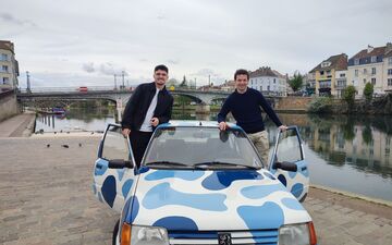 Thorigny-sur-Marne (Seine-et-Marne), le 17 avril. En plus d'avoir remis en état la voiture avec leur ami Emiliano (absent sur la photo), Morgan et Arthur ont aussi procédé à un petit relooking. LP/Thibault de Surville