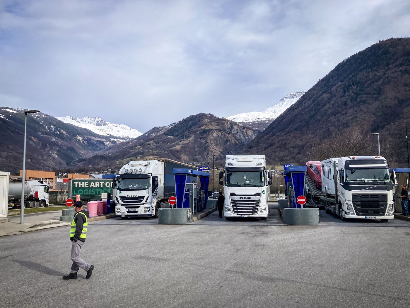 La station-service AS24, à Sainte-Marie-de-Cuines (Savoie), attire un nombre conséquent de camions dans le petit village. LP/Thomas Pueyo