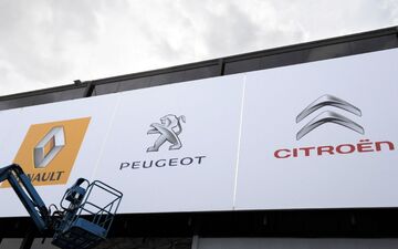 Les patrons de Stellantis (Peugeot, Citroën) et de Renault alertent sur la perte de vitesse du marché automobile européen. AFP/ERIC PIERMONT