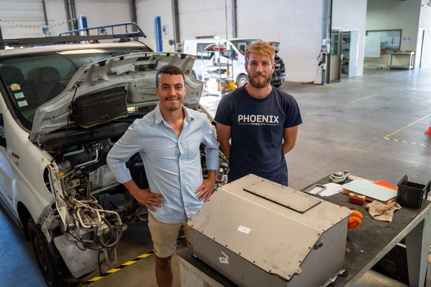Wadie Maaninou (à gauche) et Raphael Heches, deux des créateurs de la start-up Phoenix Mobility, présentent le kit de conversion électrique qui sera installé à la place du moteur thermique d'un utilitaire. LP/Thomas Pueyo