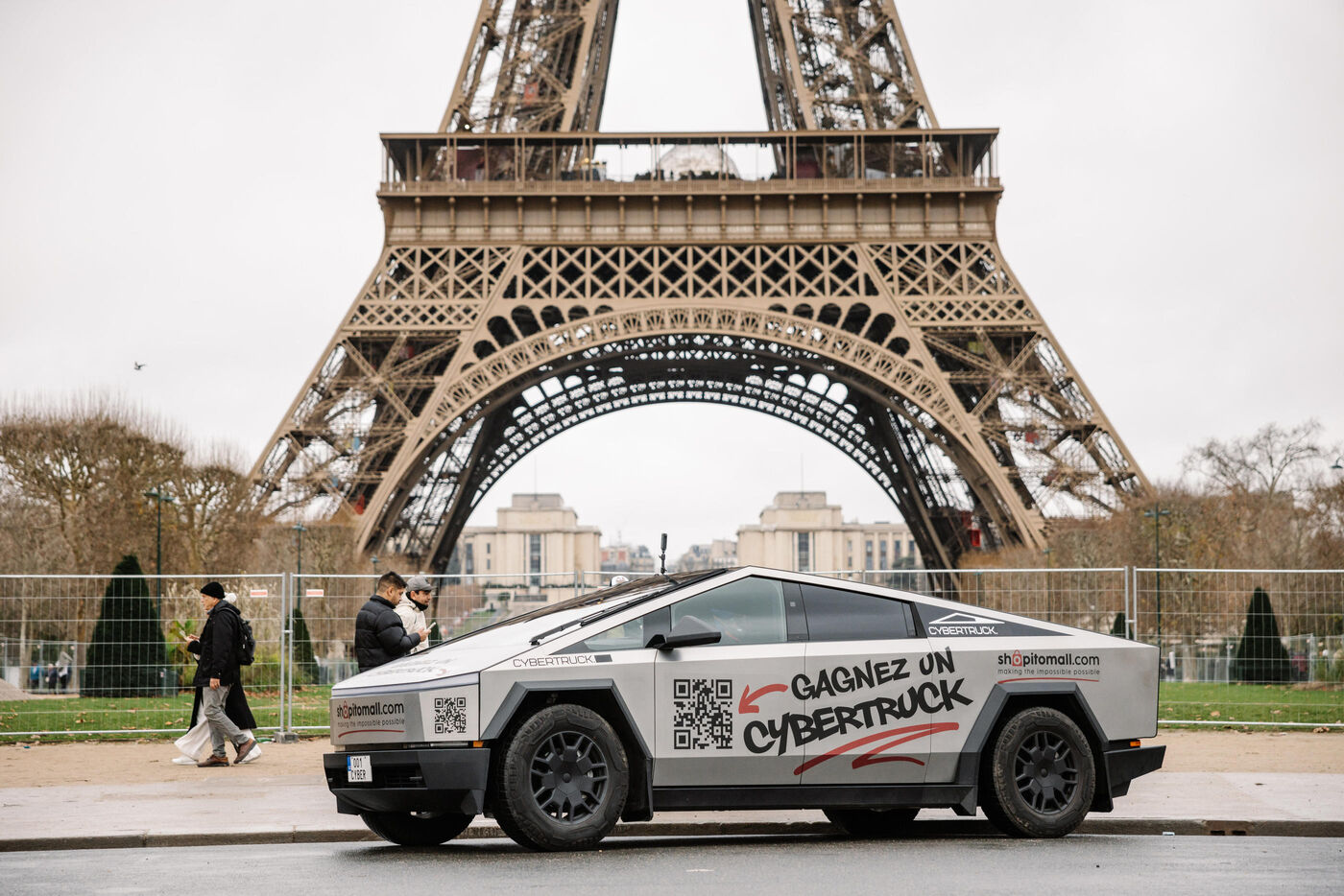Paris, le 16 décembre. Format XXL - 5,68 m pour presque 1,80 m de hauteur et 3 tonnes - le Cybertruck ne passe pas inaperçu dans les rues de la capitale. LP/Arnaud Dumontier