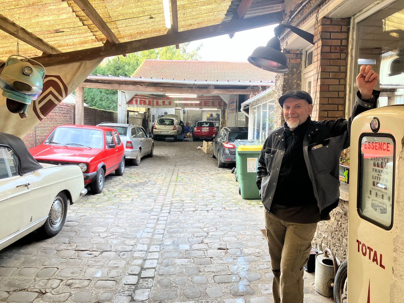Fontenay-aux-Roses, le 23 janvier. Jacques Bidault, ancien directeur marketing chez Dassault System, s'est reconverti dans la restauration de voitures anciennes et a repris un petit garage. LP/Marjorie Lenhardt