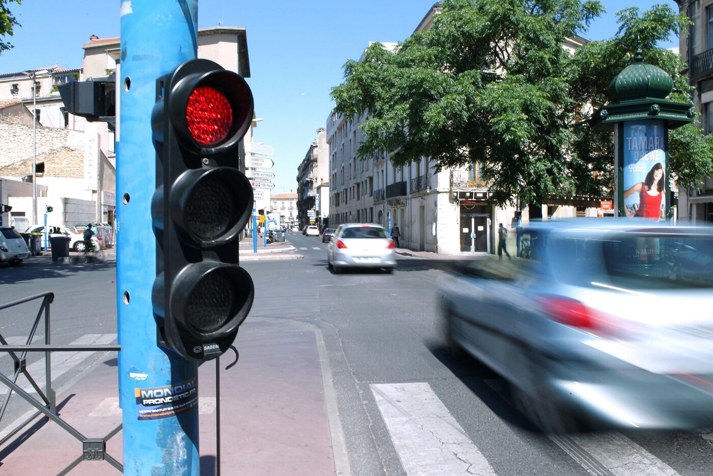 Plus de la moitié des comportements à risques observés dans le cadre de l'étude concernent le non-respect d’un feu tricolore. IP3/Guillaume Bonnefont