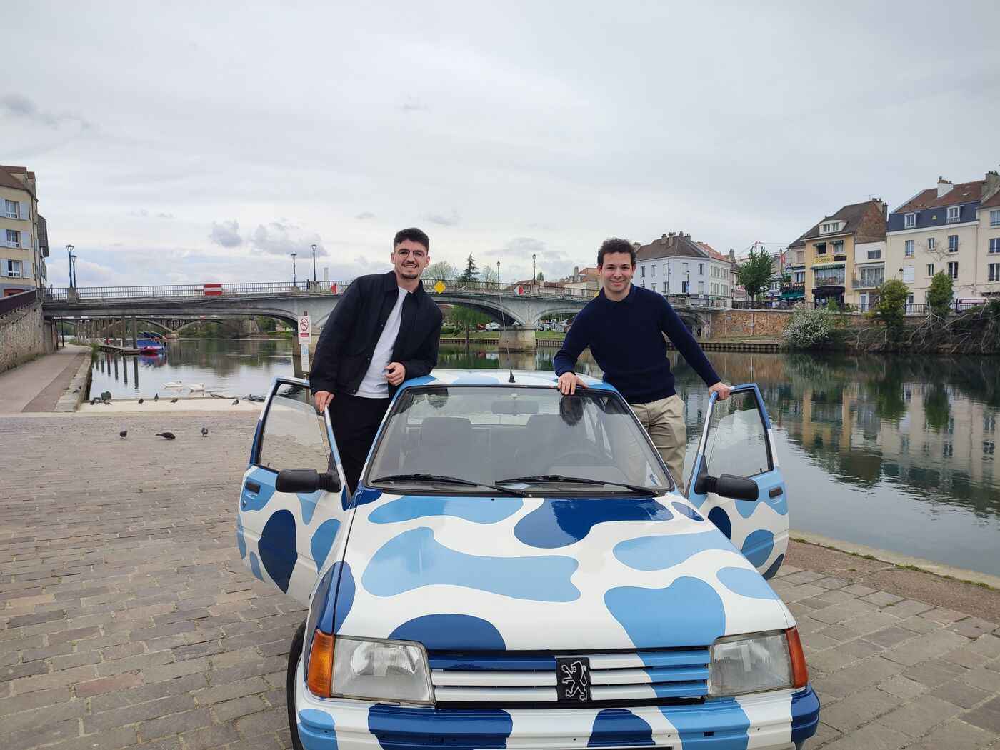 Thorigny-sur-Marne (Seine-et-Marne), le 17 avril. En plus d'avoir remis en état la voiture avec leur ami Emiliano (absent sur la photo), Morgan et Arthur ont aussi procédé à un petit relooking. LP/Thibault de Surville