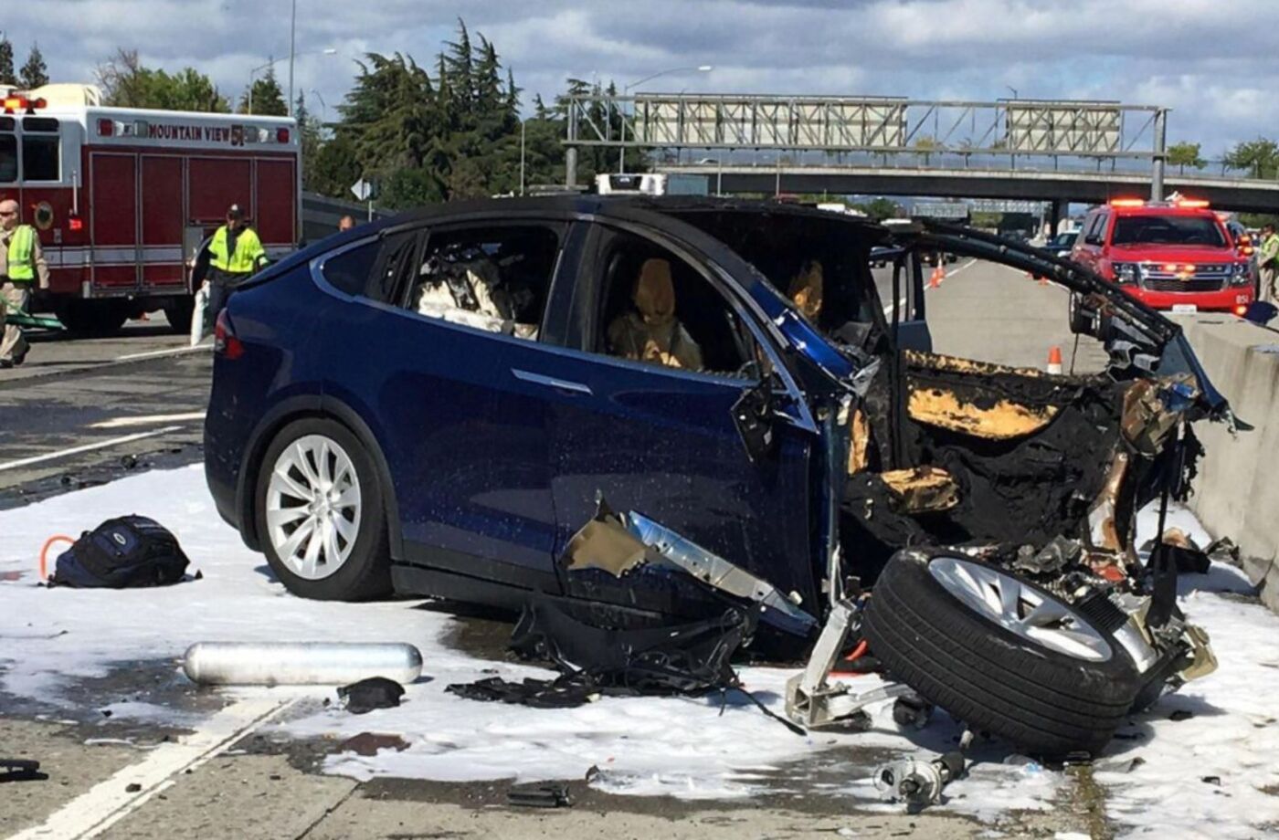 Pour éteindre l’incendie d'une voiture électrique, les pompiers sont souvent obligés d’utiliser de centaines de litres d’eau et de neige carbonique (Illustration). Reuters/KTVU FOX 2