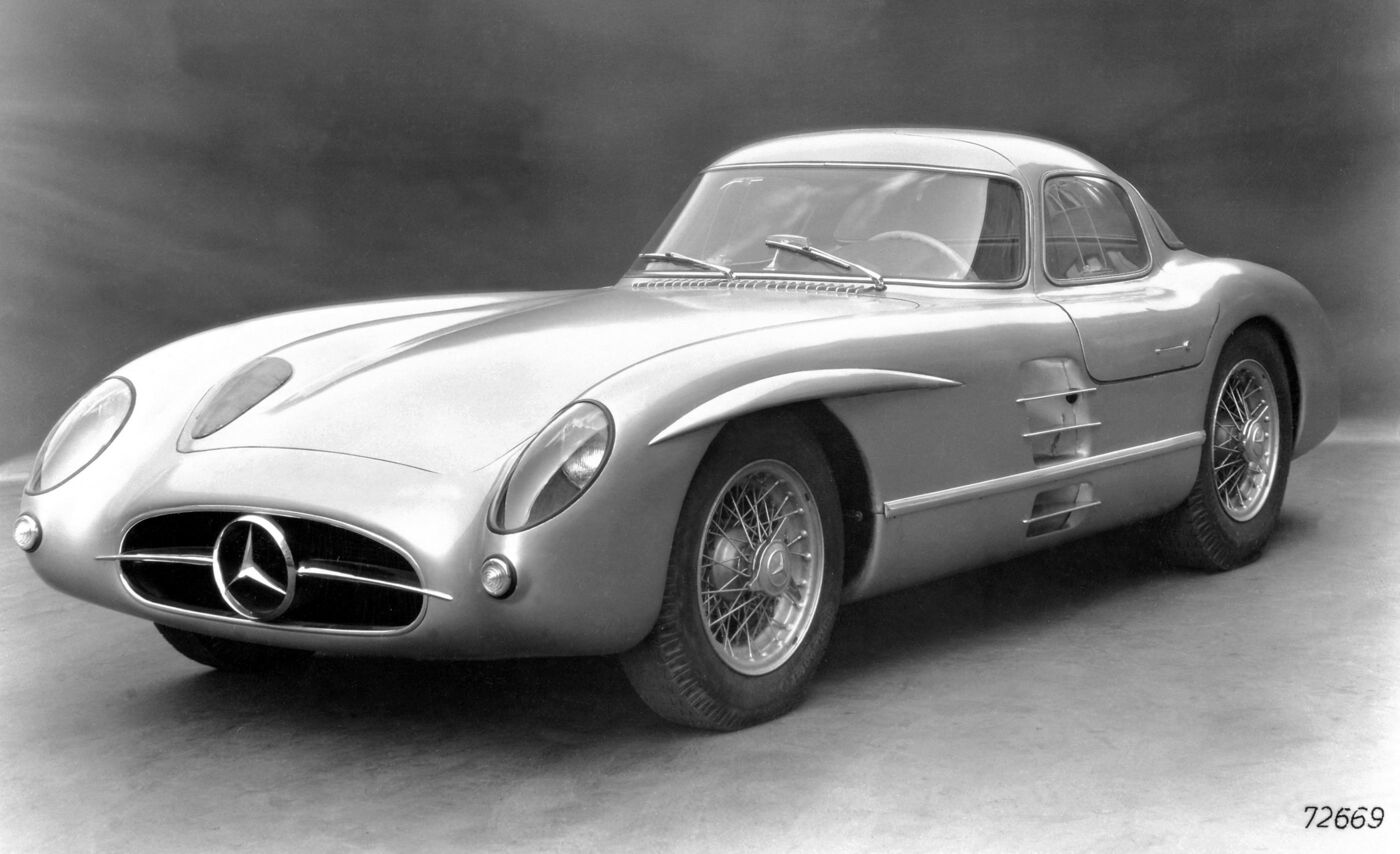 Cette photo prise le 2 juillet 1955 montre un des deux exemplaires de Mercedes de 300 SLR Uhlenhaut-Coupé. AFP/Mercedes-Benz AG