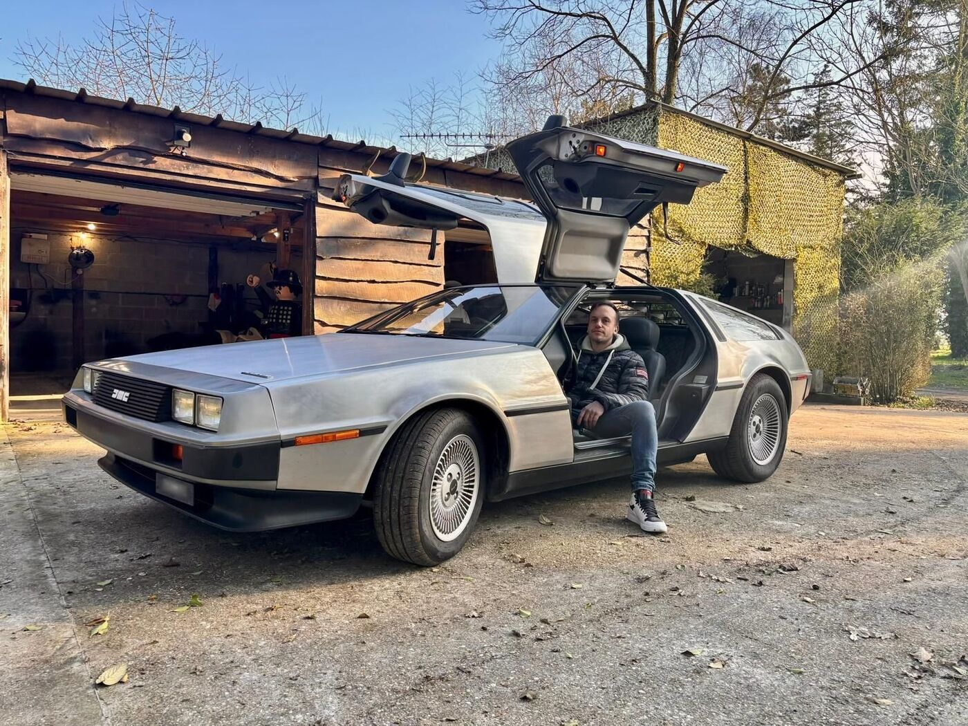 Pour Maxime, habitant de la région de Houdan (Yvelines), ici dans l'une de ses DeLorean, le film « Retour vers le futur » incarne « toute sa jeunesse ». LP/Jade Dübbe