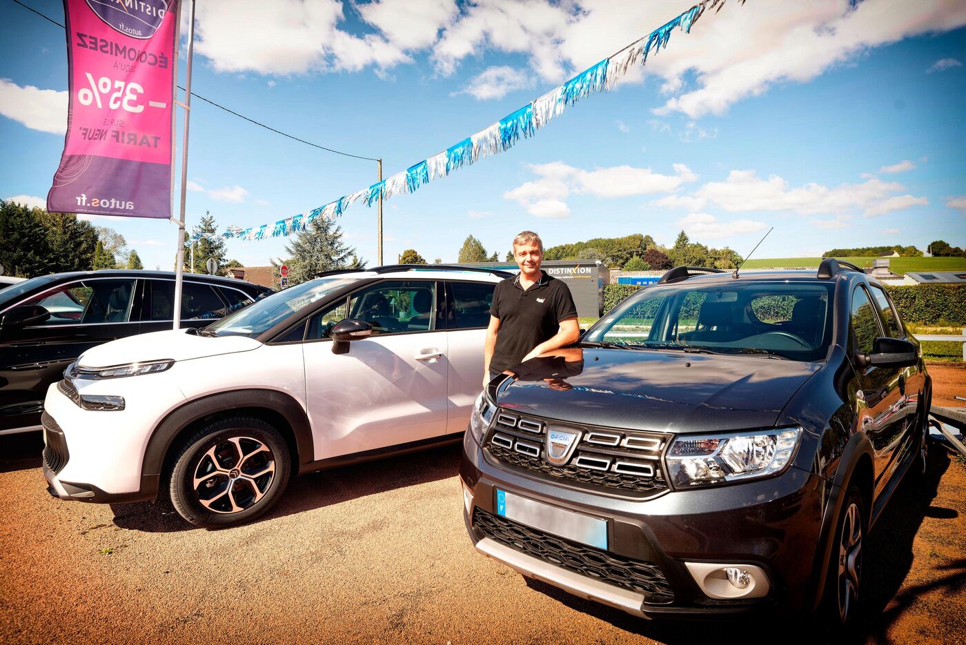 Frédéric, patron du garage Girard à Bessé-sur-Braye (Sarthe), vend ces Dacia d'occasion plus chères qu'au prix du neuf. LP/Dominique Breugnot