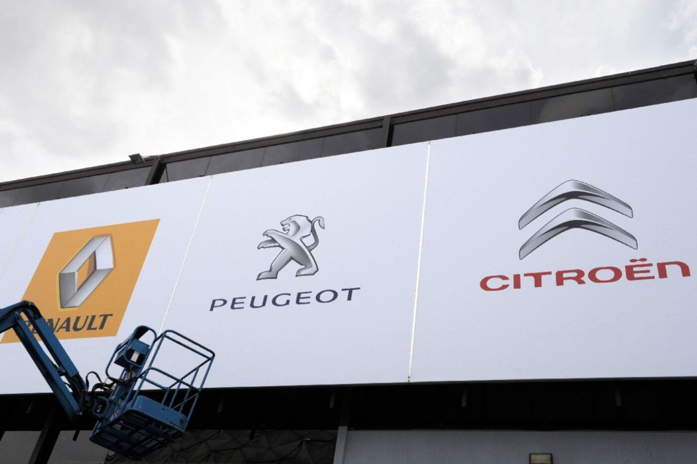 Les patrons de Stellantis (Peugeot, Citroën) et de Renault alertent sur la perte de vitesse du marché automobile européen. AFP/ERIC PIERMONT