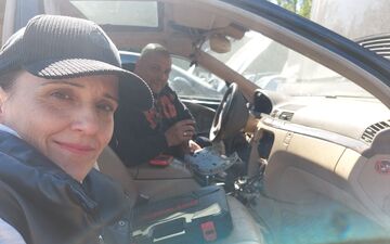 Carla et son mari Rui sont venus à Rosny-sur-Seine pour récupérer des éléments pour leur Mercedes. « Les constructeurs abusent », dit-il en évoquant le prix des pièces détachées. LP/Mehdi Gherdane