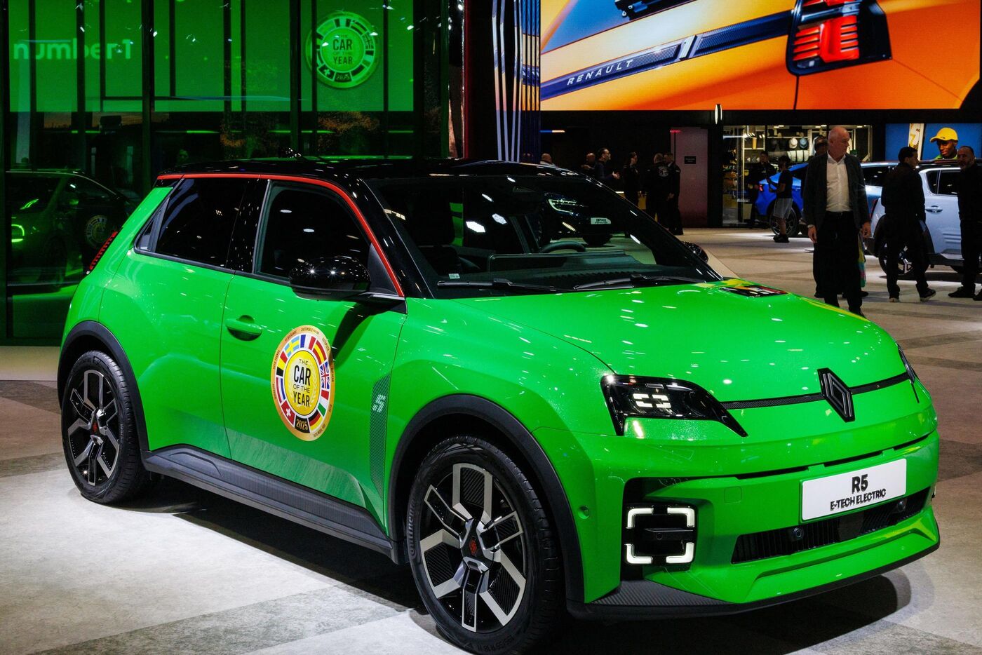 La R5 électrique de Renault, élue « voiture de l’année 2025 », doit permettre à la marque de « briser le plafond de verre de l’électrique ». EPA/MAXPPP/Olivier Matthys