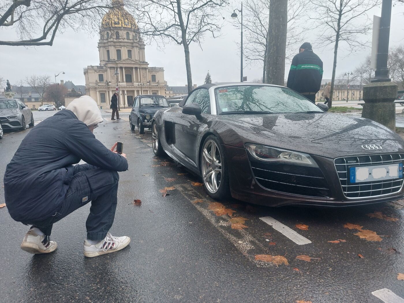 Paris (VIIe), place Vauban, dimanche 8 décembre. Selon l'arrêté préfectoral, les voitures de collection et de sport n'ont pas le droit de se garer. Malgré les contraventions, ces amoureux de mécanique continuent de venir. LP/F.L.