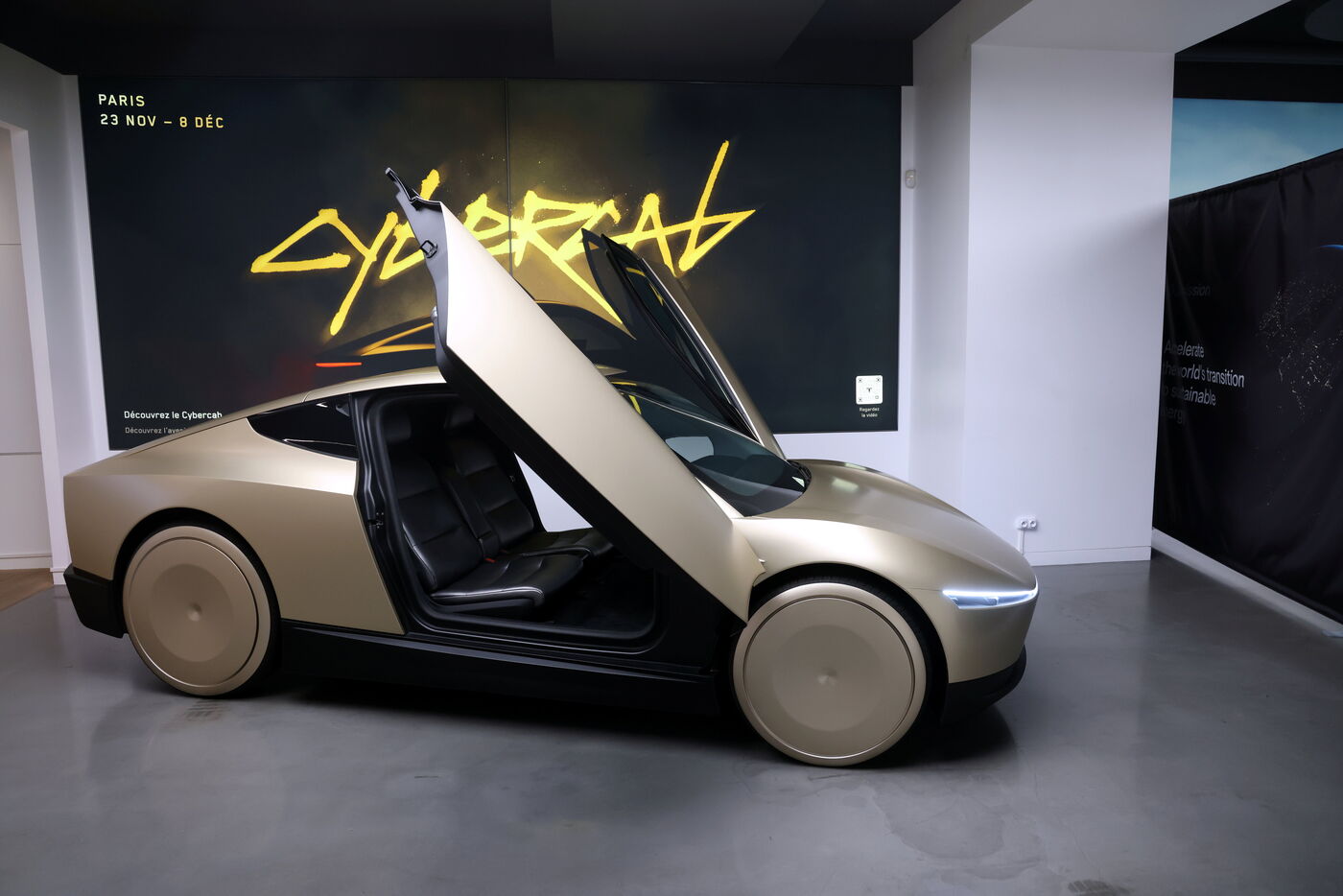 Paris (VIIIe), ce jeudi 21 novembre. Avec son Cybercab, Tesla promet un « moyen de transport sûr, pratique et abordable », dont le coût est estimé à 0,18 euro le kilomètre par les experts. LP/Jean-Baptiste Quentin