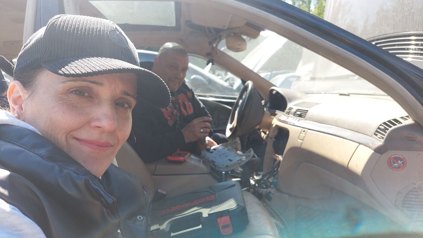 Carla et son mari Rui sont venus à Rosny-sur-Seine pour récupérer des éléments pour leur Mercedes. « Les constructeurs abusent », dit-il en évoquant le prix des pièces détachées. LP/Mehdi Gherdane