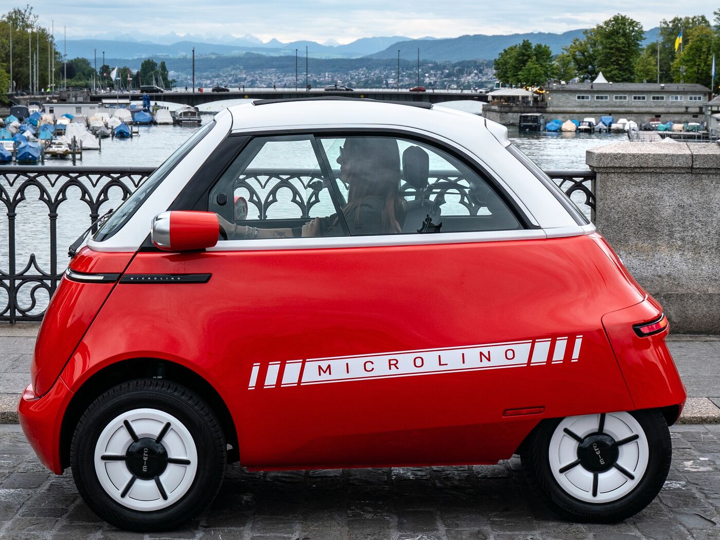 Longtemps perçues comme ringardes, les voitures sans permis réinventent leur image, comme ici la Microlino au look résolument vintage. Microlino