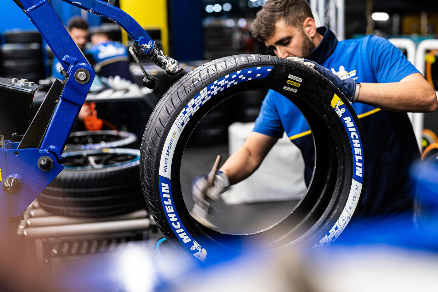 Pensé au départ pour les voitures de course électriques, le pneu Michelin Pilot Sport EV est dorénavant installé sur des véhicules électriques grand public. Jérôme Cambier