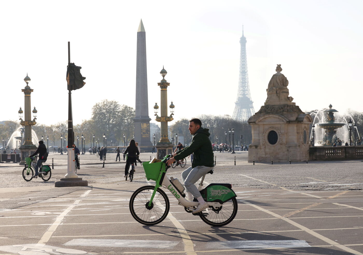 Place de la Concorde (VIIe), novembre 2024. Depuis le Covid et avec l'effet JO, les Parisiens sont de plus en plus nombreux à se déplacer à vélo dans la capitale. LP/Delphine Goldsztejn