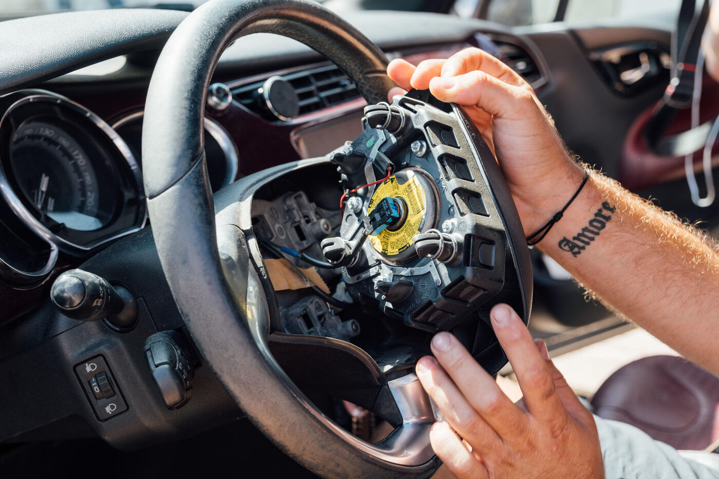Les airbags Takata ont, ces dernières années, causé des décès, notamment en France dans les Pyrénées ou les Antilles, en projetant des pièces dangereuses au visage de conducteurs. Hans Lucas/Laurent Le Crabe