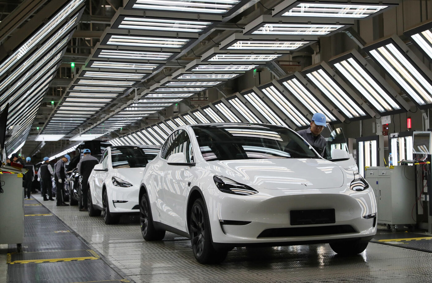 En Chine, l'entreprise Tesla est fortement chahutée par le constructeur chinois BYD, sur le point de devenir le premier constructeur mondial de véhicules 100% électriques (Illustration). XINHUA/AFP/Fang Zhe

