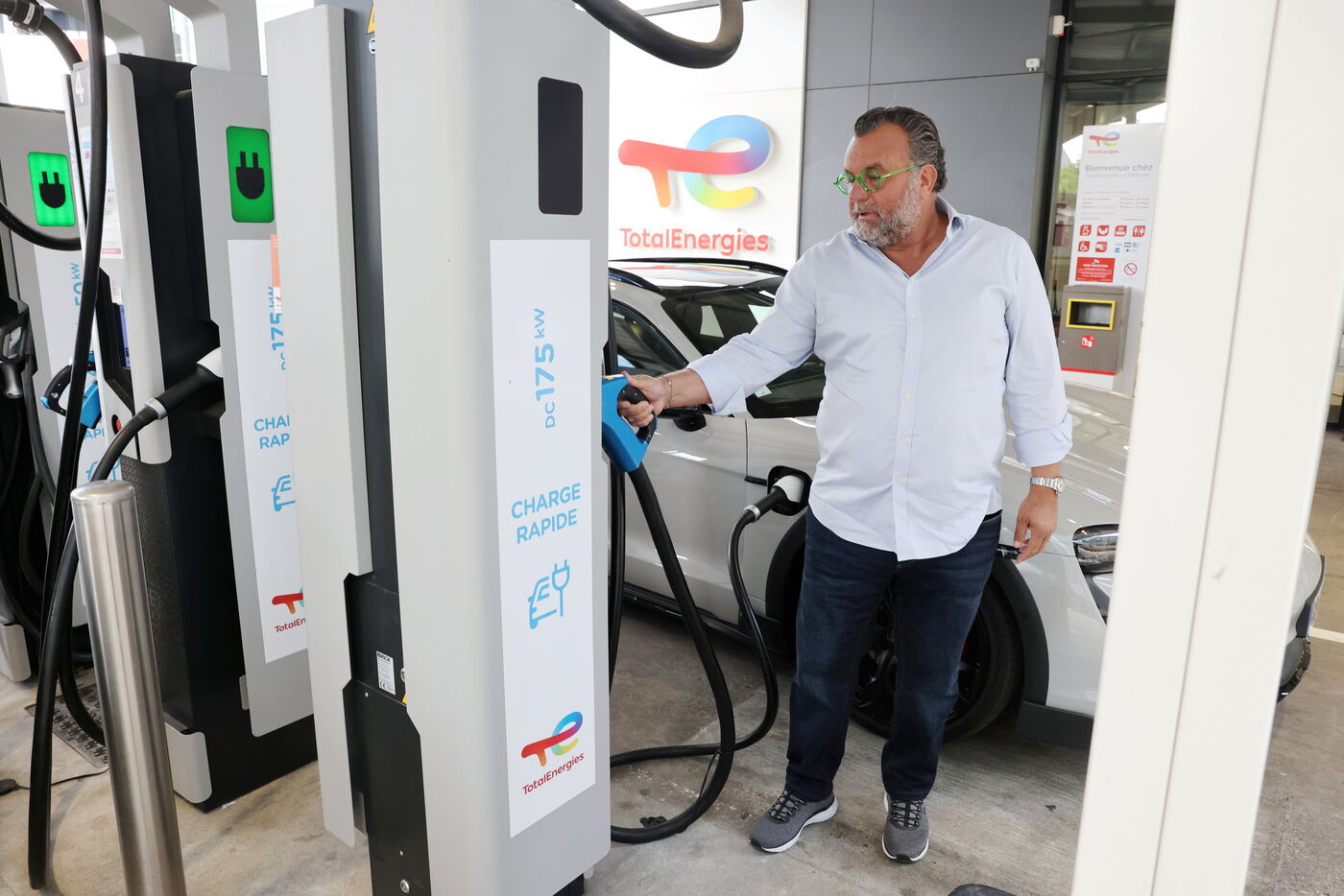 Stéphane, 50 ans, se rend tous les deux jours à la station 100% électrique de La Défense pour une supercharge de son véhicule. LP/Olivier Lejeune