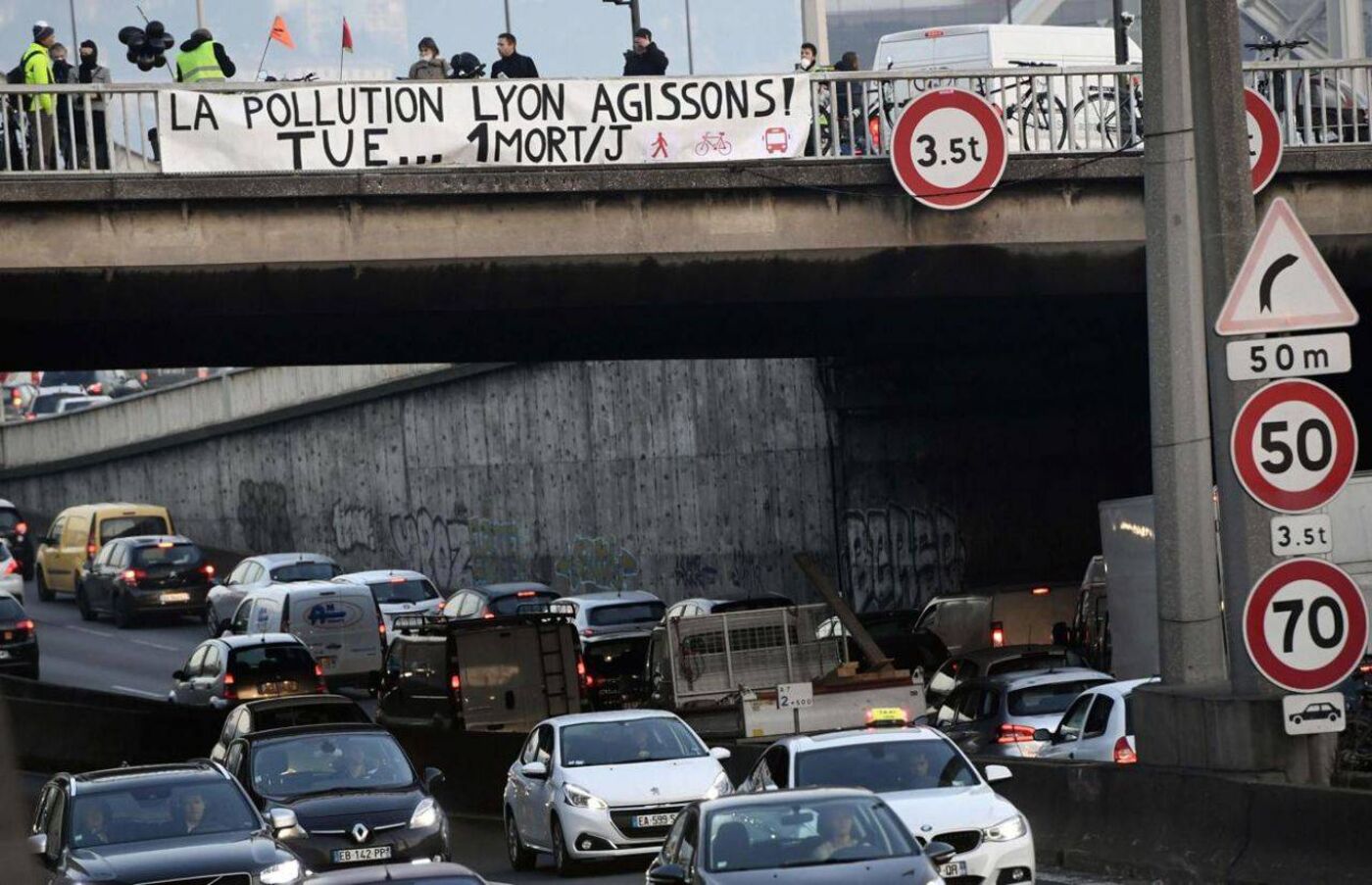 "Les constructeurs fermement engagés dans l’électrification des véhicules ne devraient pas avoir à payer d’amendes en 2025", a encore assuré le ministre Antoine Armand.