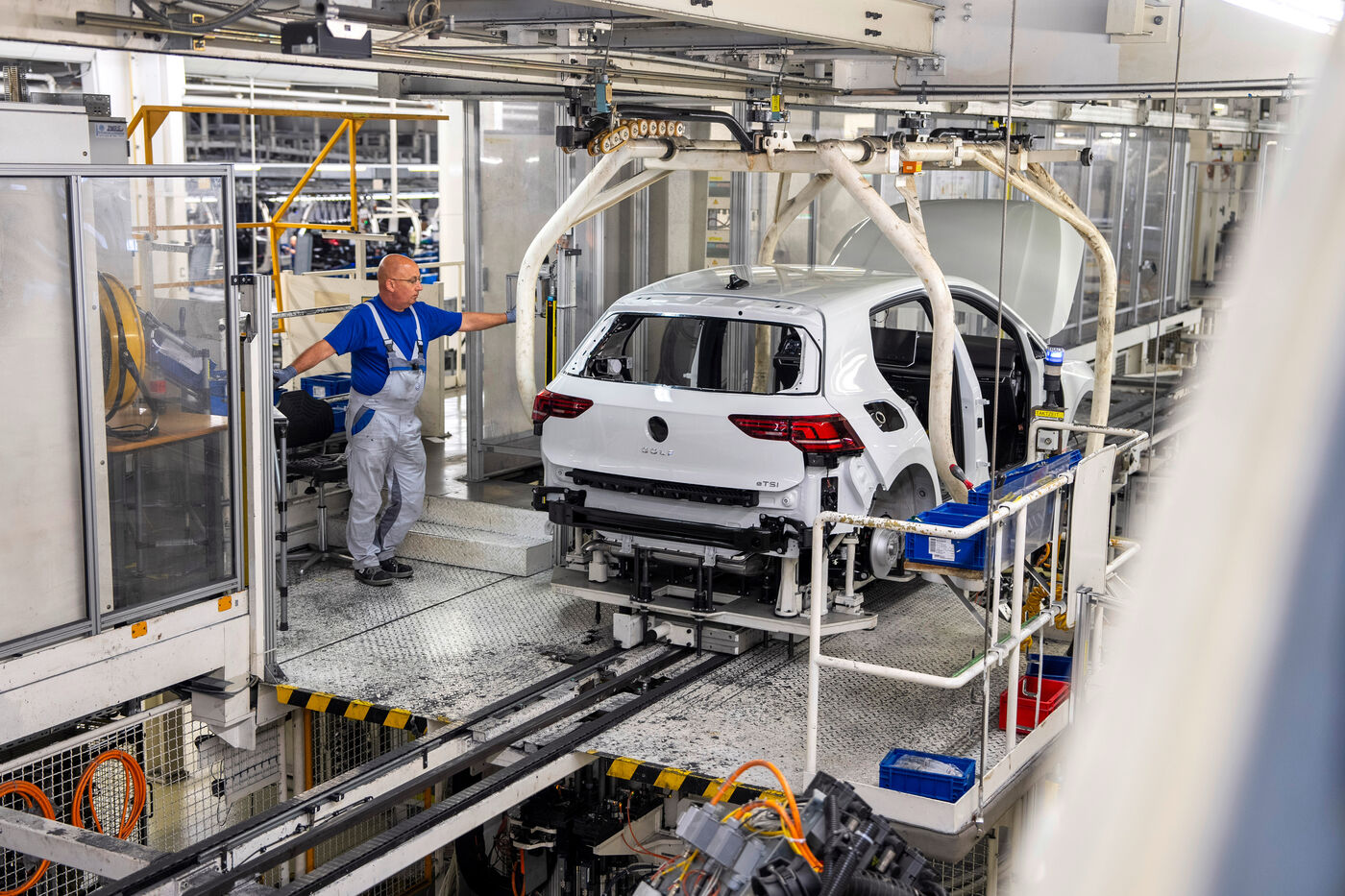 La chaîne de production de la Volkswagen Golf, à Wolfsburg (Allemagne). La fabrication de l'emblématique modèle sera délocalisé au Mexique à partir de 2027. Volkswagen AG/Kai-Uwe Knoth