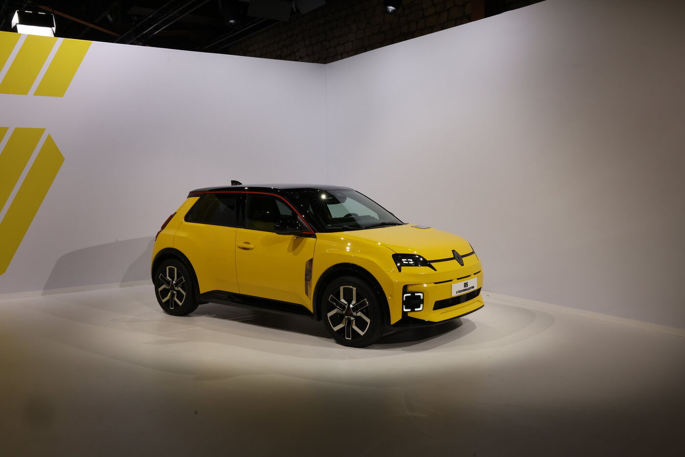 Un coup dur pour Renault et sa R5 électrique, qui vient d’être désignée voiture européenne de l’année 2025. LP/Olivier Lejeune