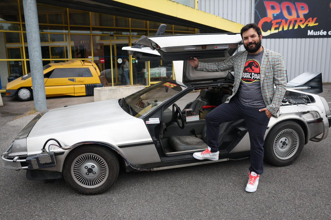Étréchy (Essonne), le 22 septembre. Franck Galiègue va exposer au Mondial de l'auto de Paris quelques-unes des voitures mythiques du 7e art issues de son musée Pop Central, dont cette DeLorean DMC-12, star de la trilogie « Retour vers le futur ».  LP/Arnaud Journois
