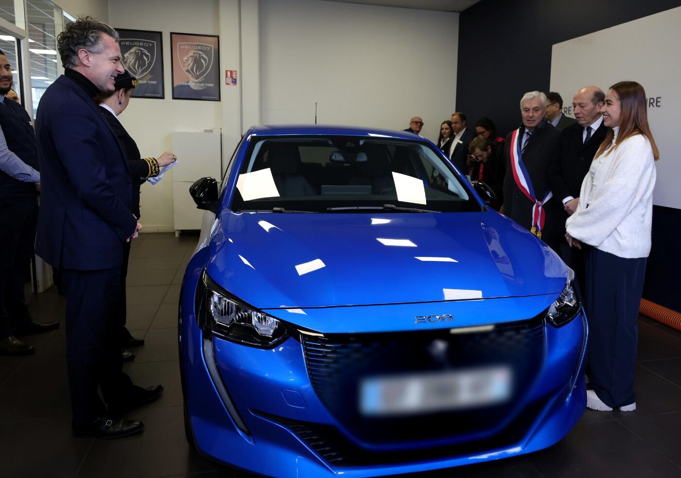 Joinville-le-Pont (Val-de-Marne), le 22 janvier 2024. L'ancien ministre de la Transition écologique, Christophe Béchu (à gauche) avait remis les clefs d'une Peugeot E-208 à Rim (à droite), l'une des premières bénéficiaires du leasing social. LP/Delphine Goldsztejn