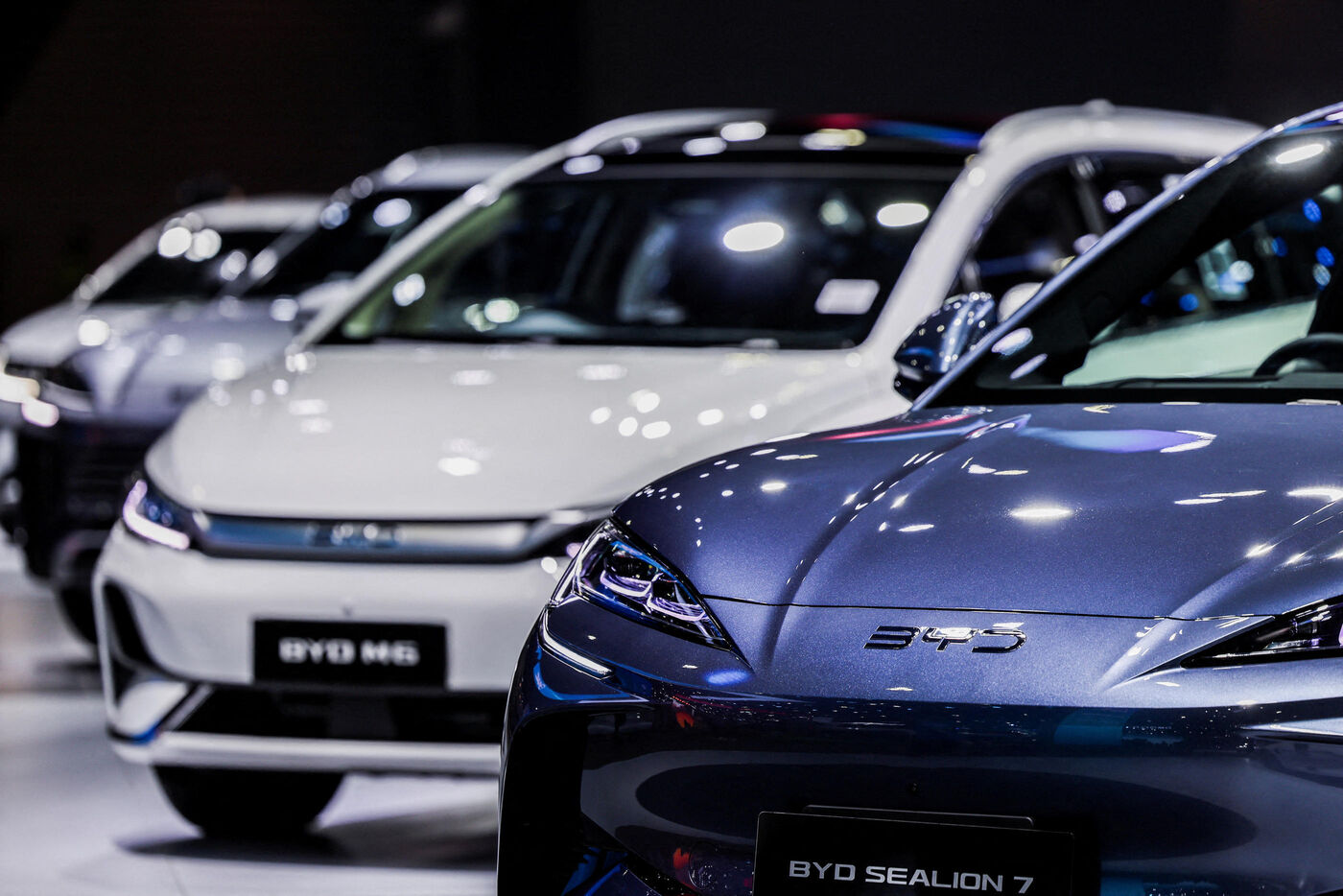 Des véhicules BYD EV au salon international de l'automobile de Bangkok, le 24 mars. REUTERS/Chalinee Thirasupa